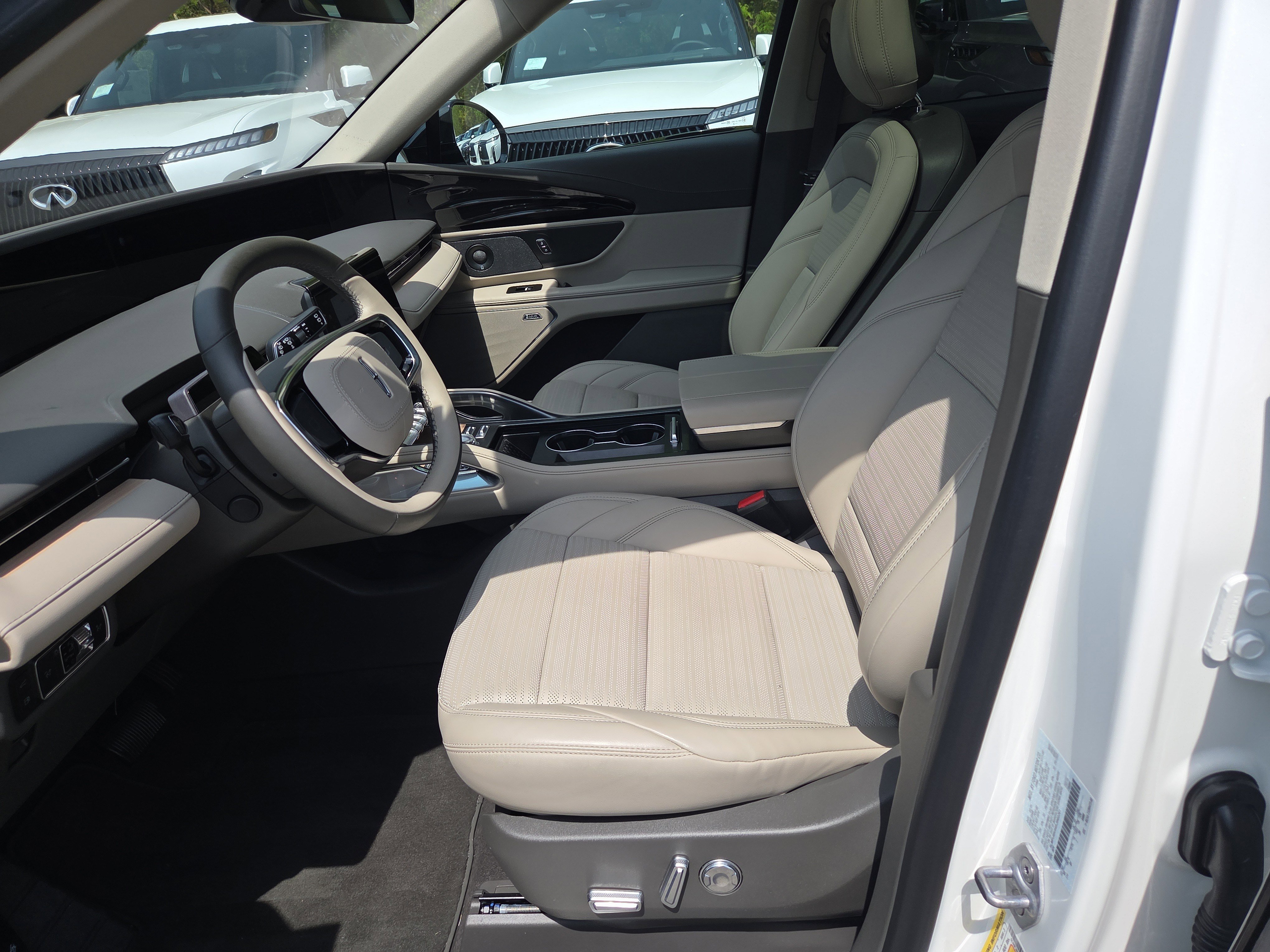 Used 2025 Lincoln Nautilus Reserve w/ Jet Appearance Package AWD/4WD image 6