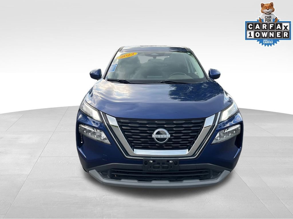 Used 2023 Nissan Rogue SV image 2