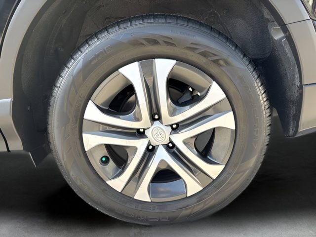 Used 2017 Toyota RAV4 LE FWD image 9