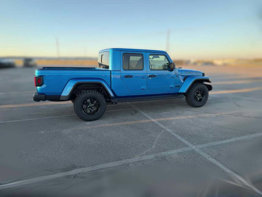 New 2025 Jeep Gladiator Sport image 13