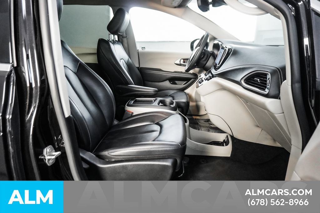 Used 2024 Chrysler Pacifica Select image 20