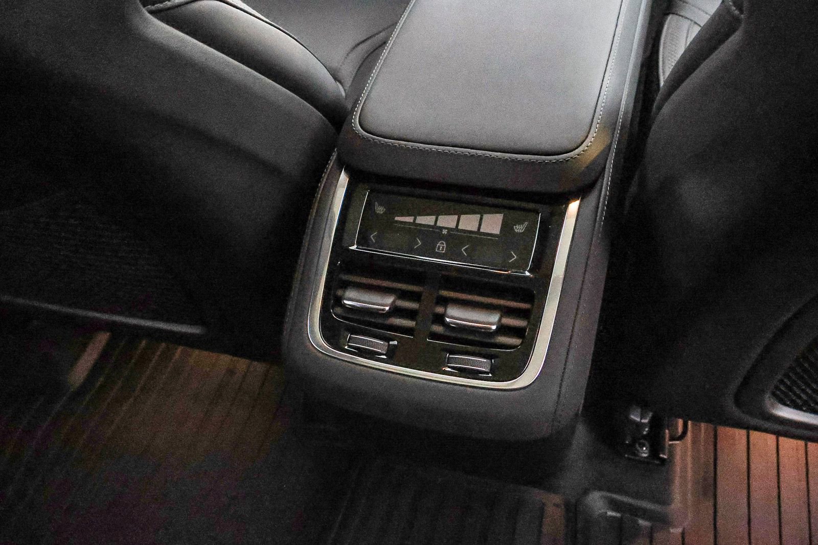 Used 2025 Volvo XC90 B6 Plus w/ Protection Package Premier image 22