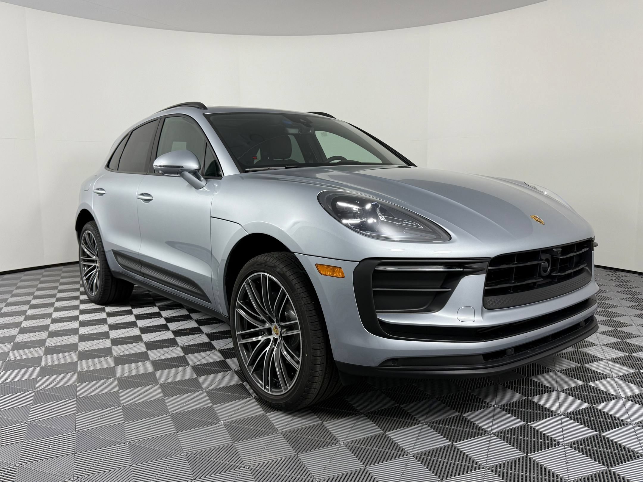 Certified 2026 Porsche Macan AWD/4WD image 7