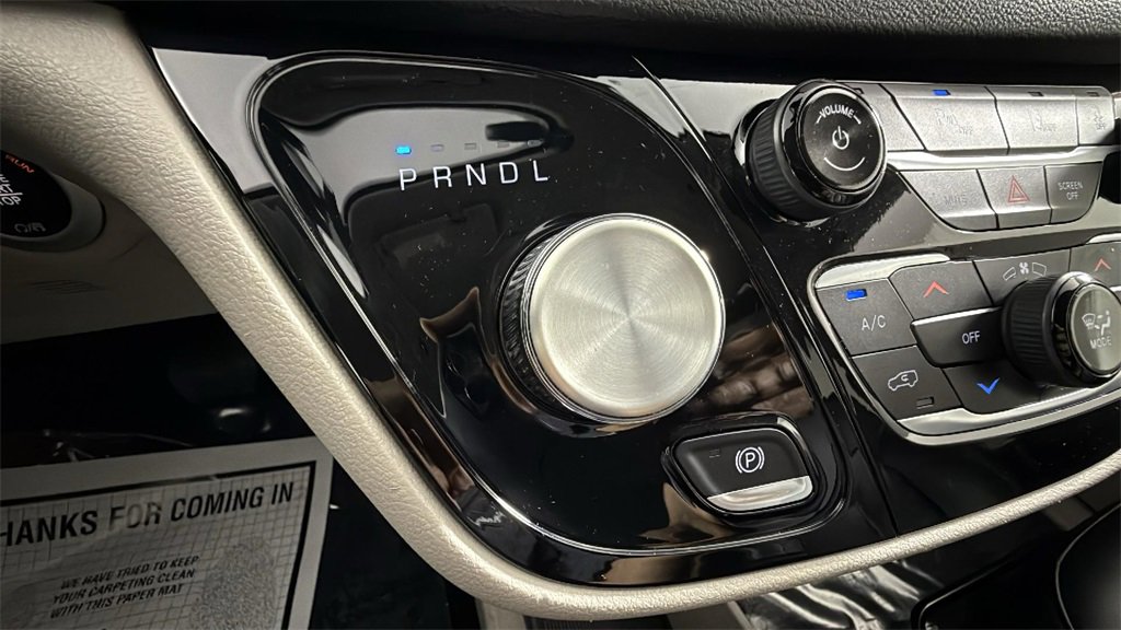 Used 2024 Chrysler Pacifica Touring-L image 23