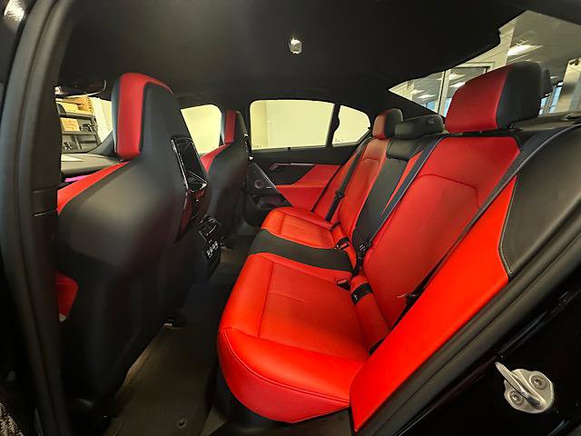 Used 2025 BMW M5 w/ Carbon Package image 23