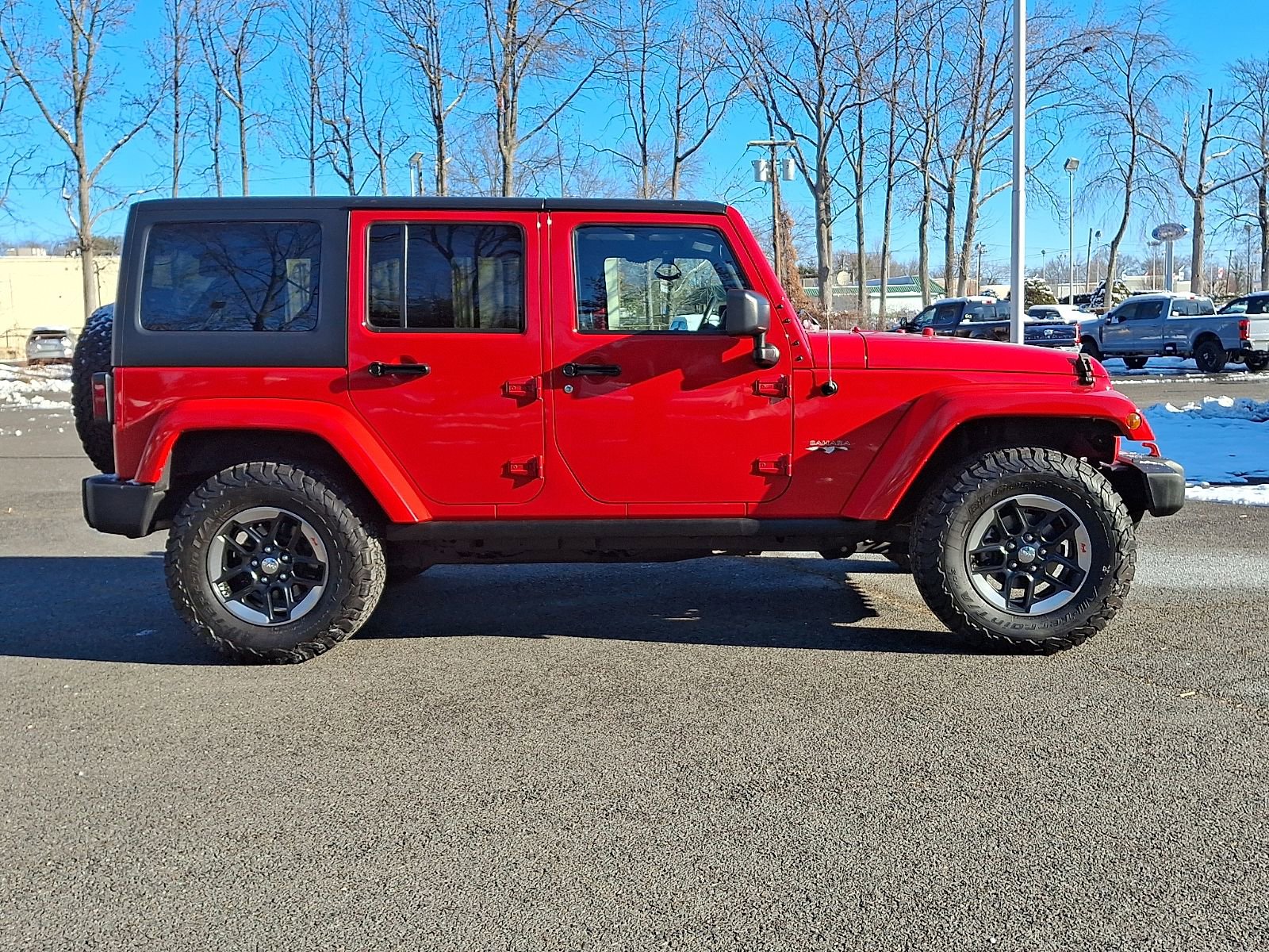 Used 2017 Jeep Wrangler Unlimited Sahara w/ Connectivity Group image 8