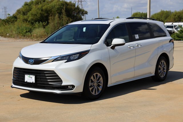 New 2025 Toyota Sienna XLE image 3