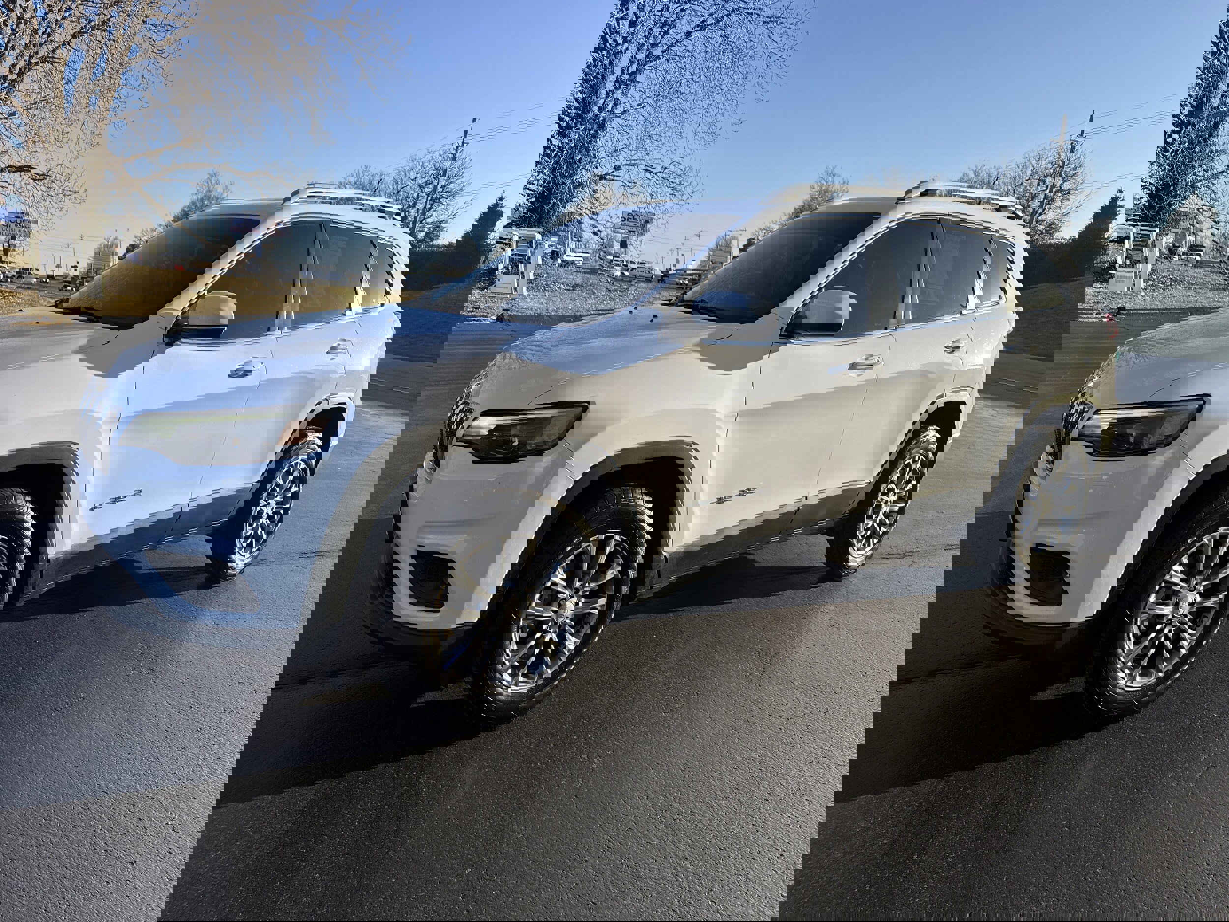 Used 2019 Jeep Cherokee Latitude Plus w/ Comfort/Convenience Group image 2