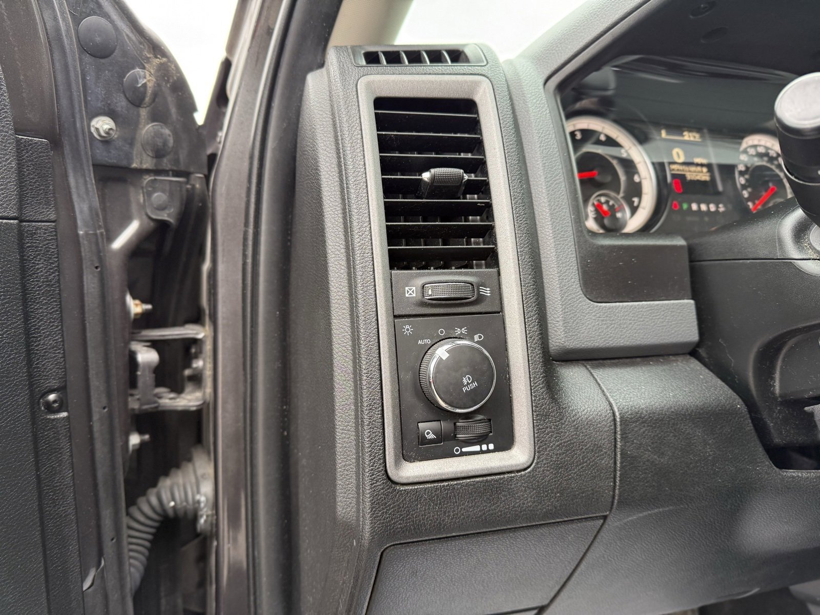 Used 2018 RAM 1500 Express w/ Express Value Package image 27