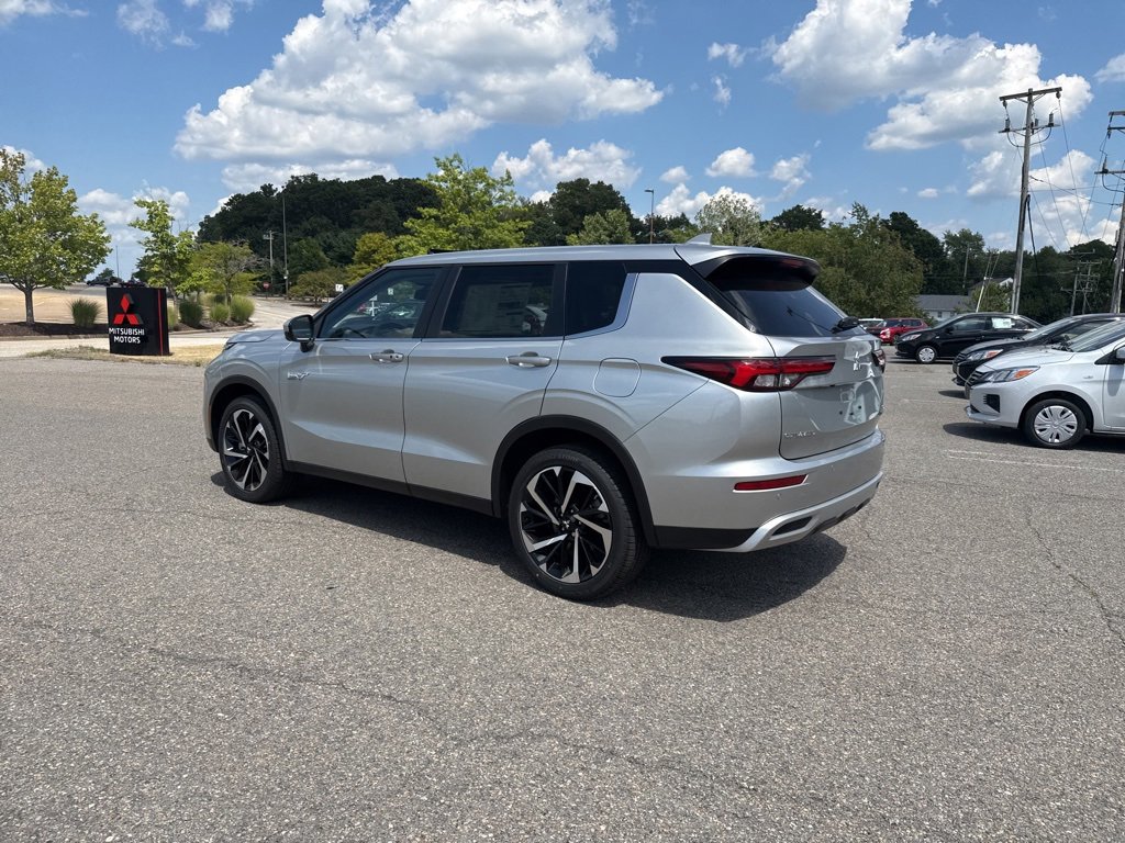 New 2025 Mitsubishi Outlander SE image 12