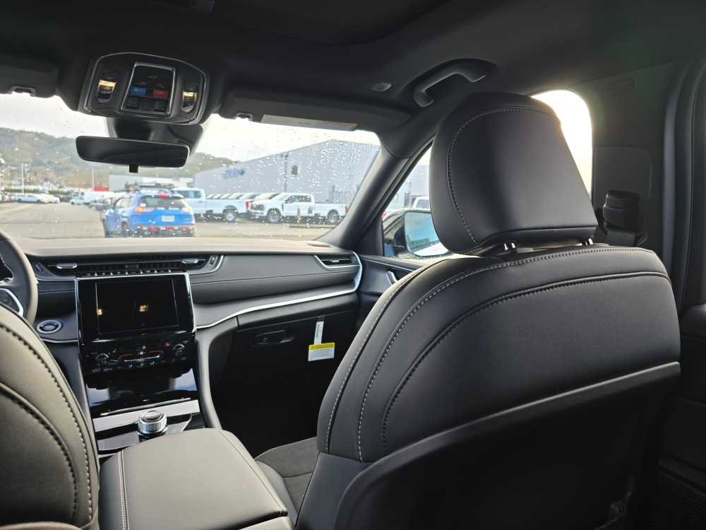 New 2025 Jeep Grand Cherokee L Altitude image 14