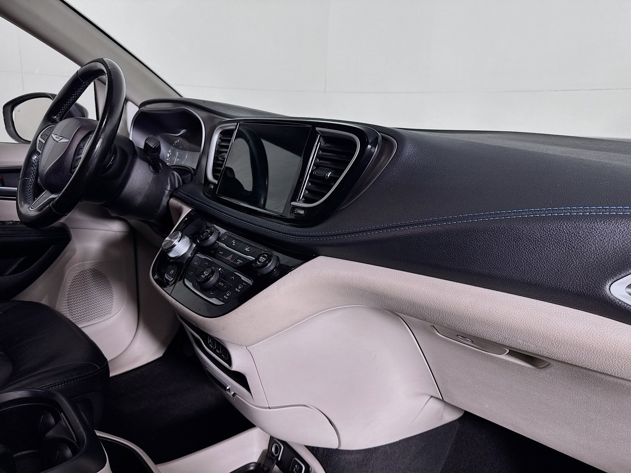 Used 2021 Chrysler Pacifica Touring-L image 28