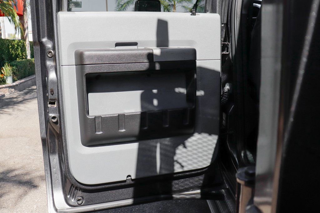 Used 2016 Ford F550 4x4 Crew Cab Super Duty w/ XLT Interior Package image 36