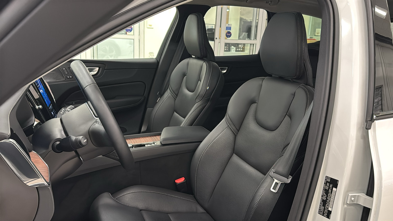 Used 2024 Volvo XC60 B5 Ultimate w/ Climate Package AWD/4WD image 23