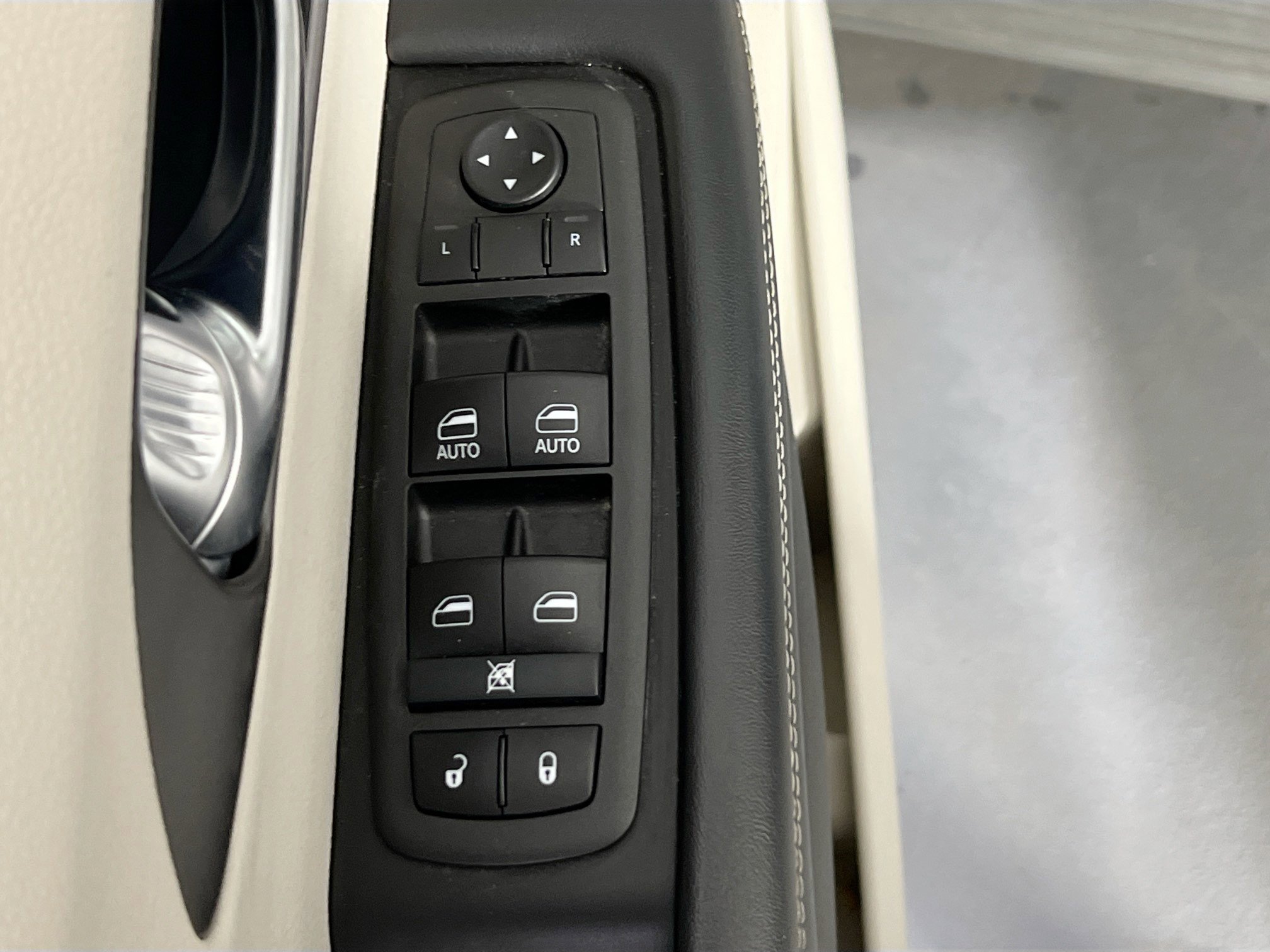 Used 2021 Chrysler Pacifica Touring-L image 17