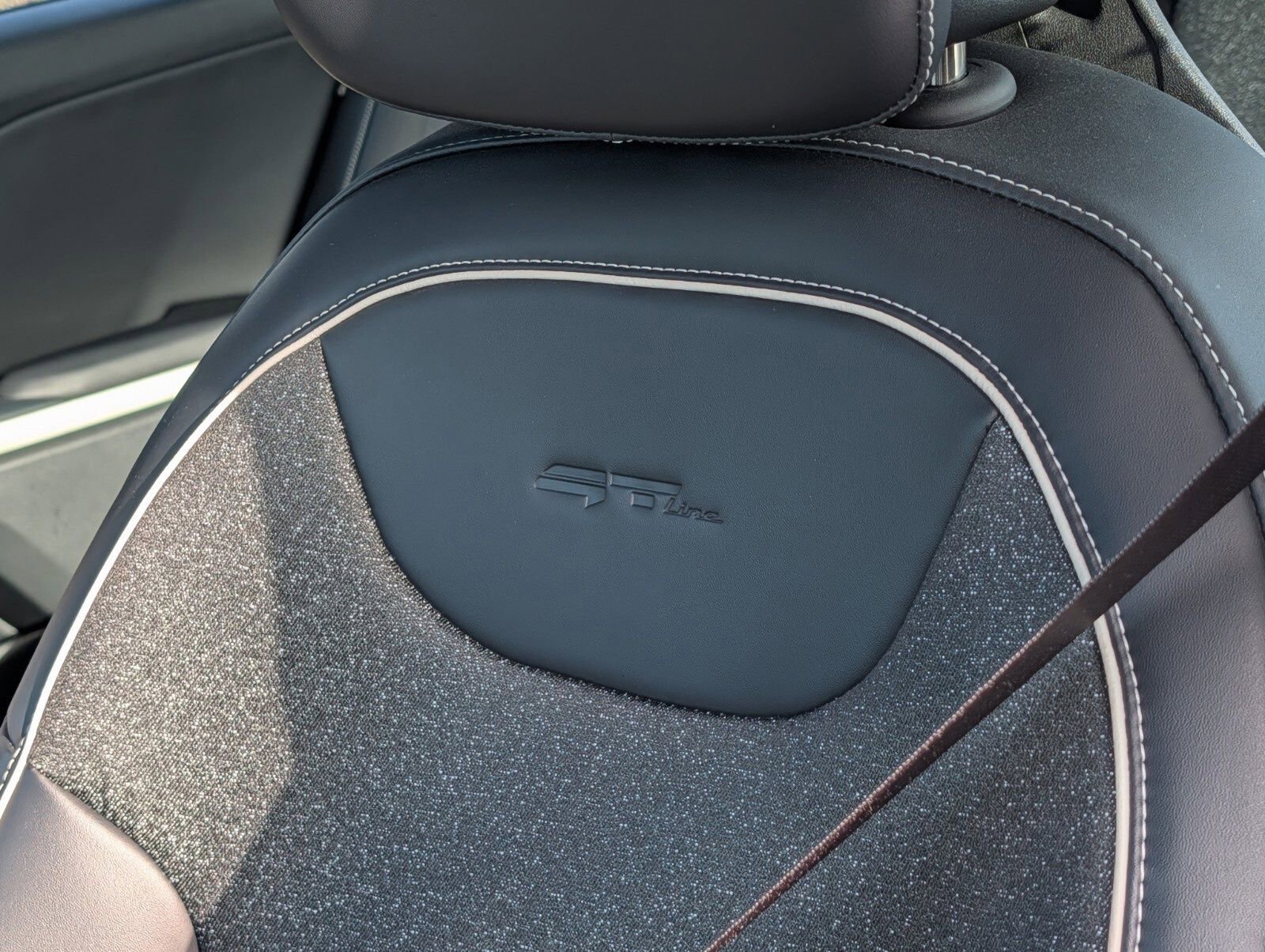 Used 2025 Kia K4 GT-Line w/ GT-Line Sunroof Package image 19