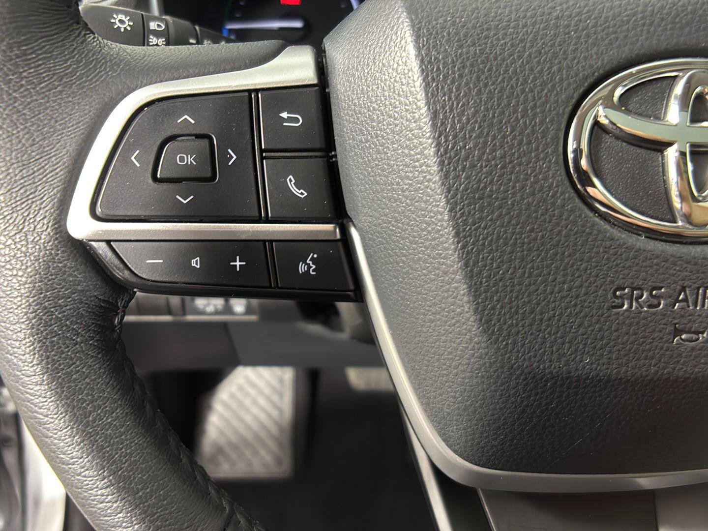 Used 2025 Toyota Sienna XLE w/ XLE Plus Package FWD image 32