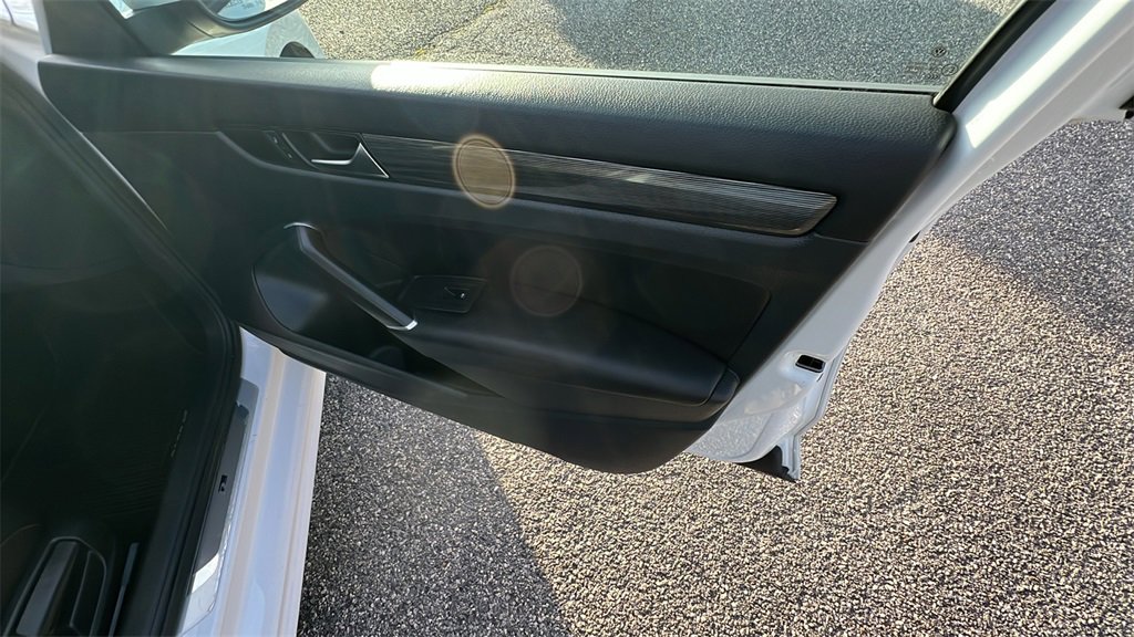 Used 2020 Volkswagen Passat 2.0T R-Line image 16