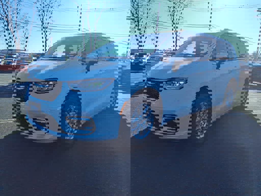 Used 2023 Chrysler Pacifica Touring-L image 3