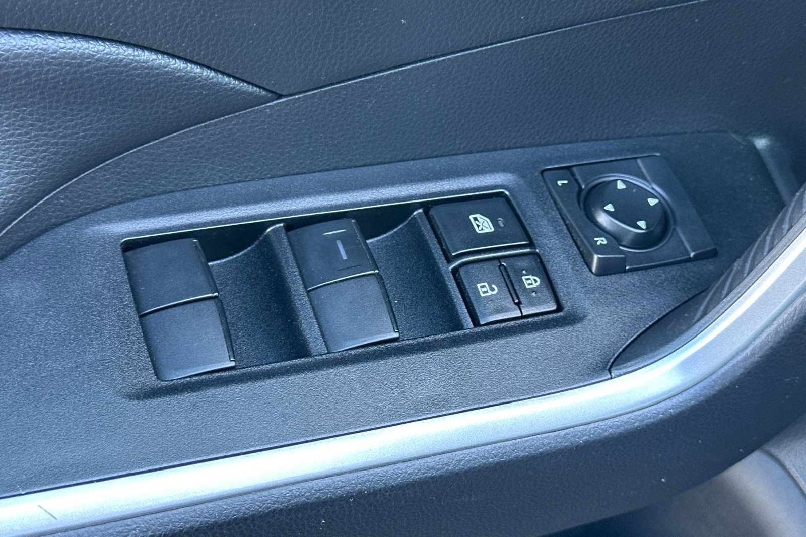 Used 2022 Toyota RAV4 LE image 11