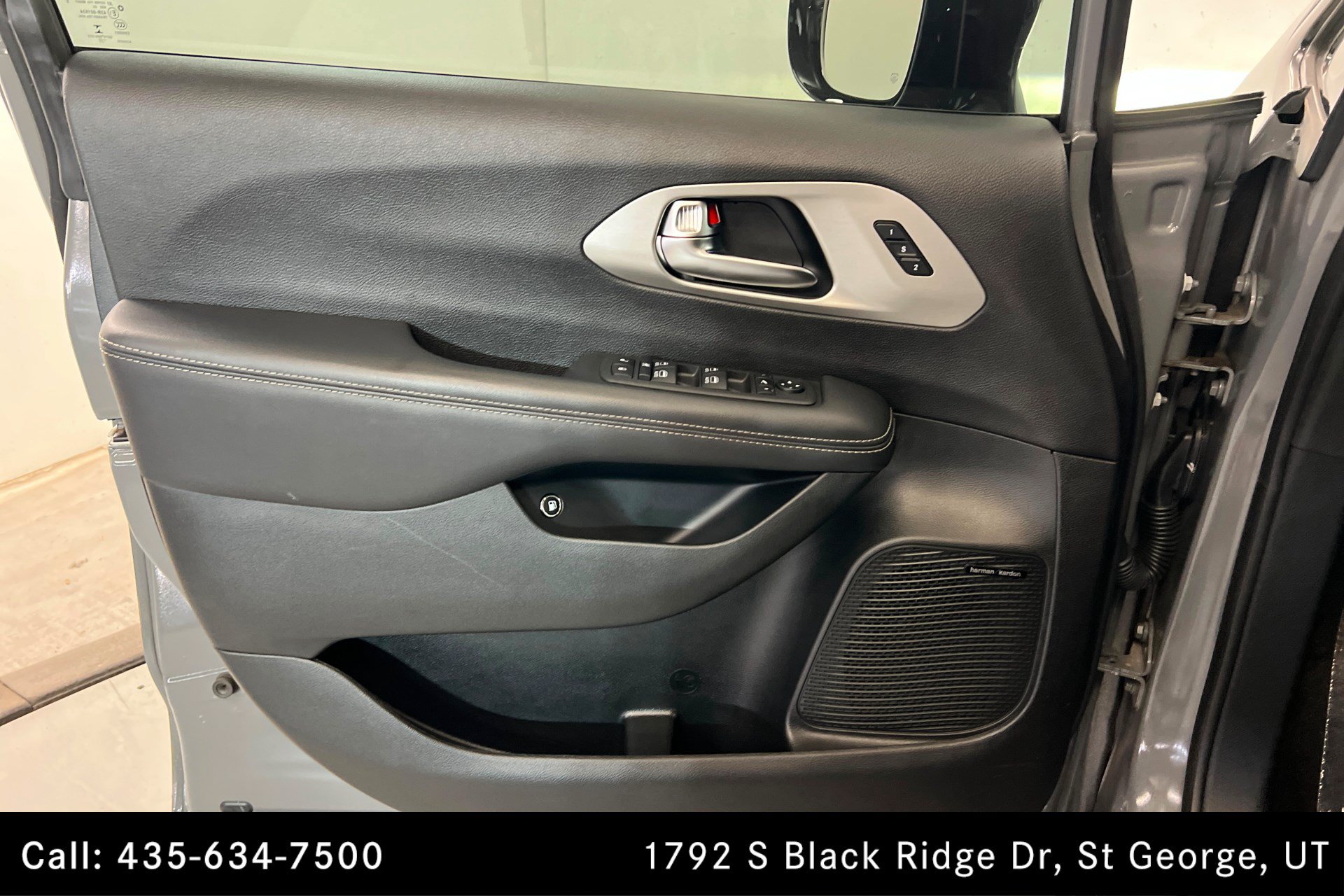 Used 2023 Chrysler Pacifica Limited w/ Uconnect Theater Family Group FWD image 14