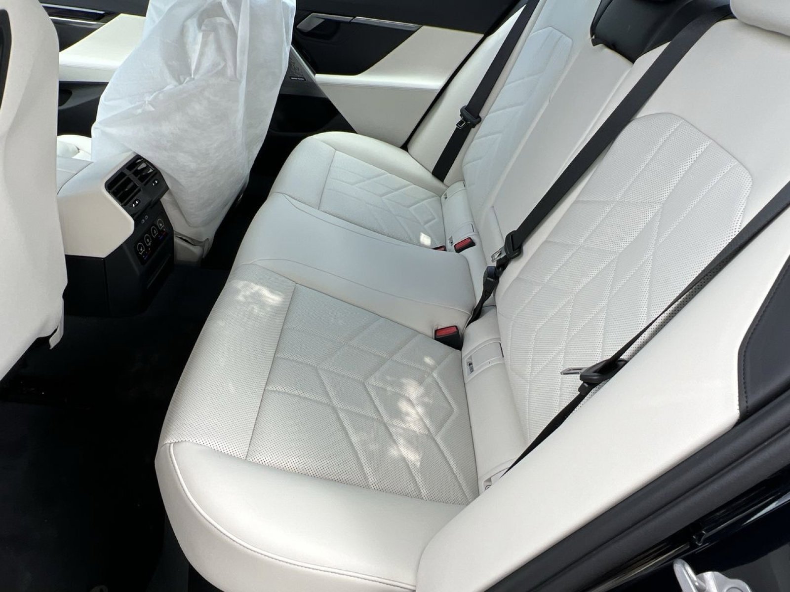 New 2026 BMW 550e xDrive w/ Executive Package image 22