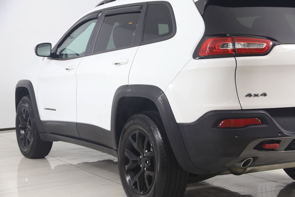 Used 2017 Jeep Cherokee Trailhawk AWD/4WD image 23