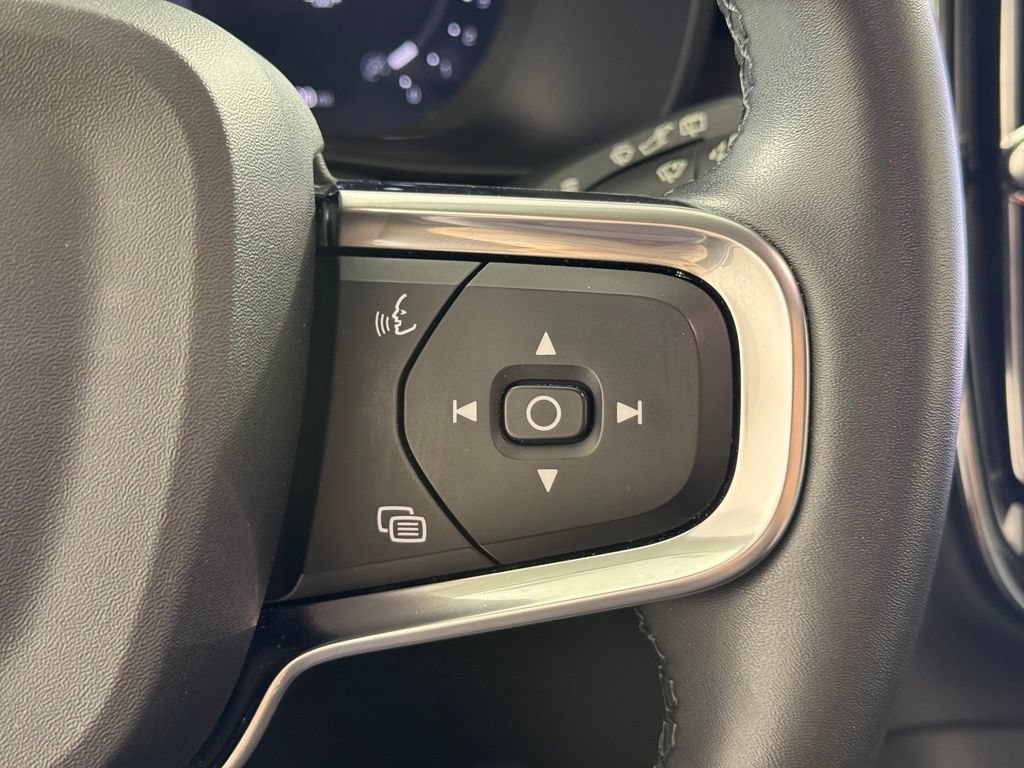 Certified 2025 Volvo XC40 B5 Plus AWD/4WD image 29