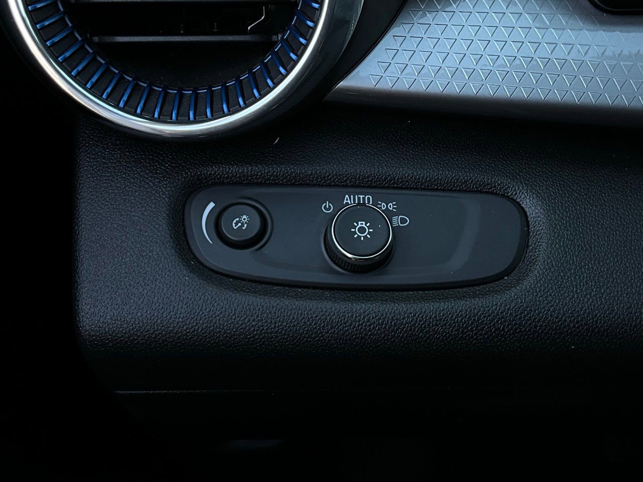 Used 2025 Chevrolet Trax LT image 20