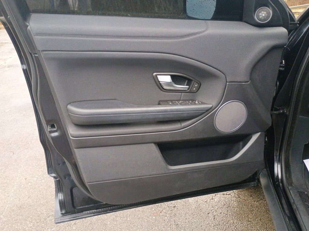 Used 2017 Land Rover Range Rover Evoque SE image 10