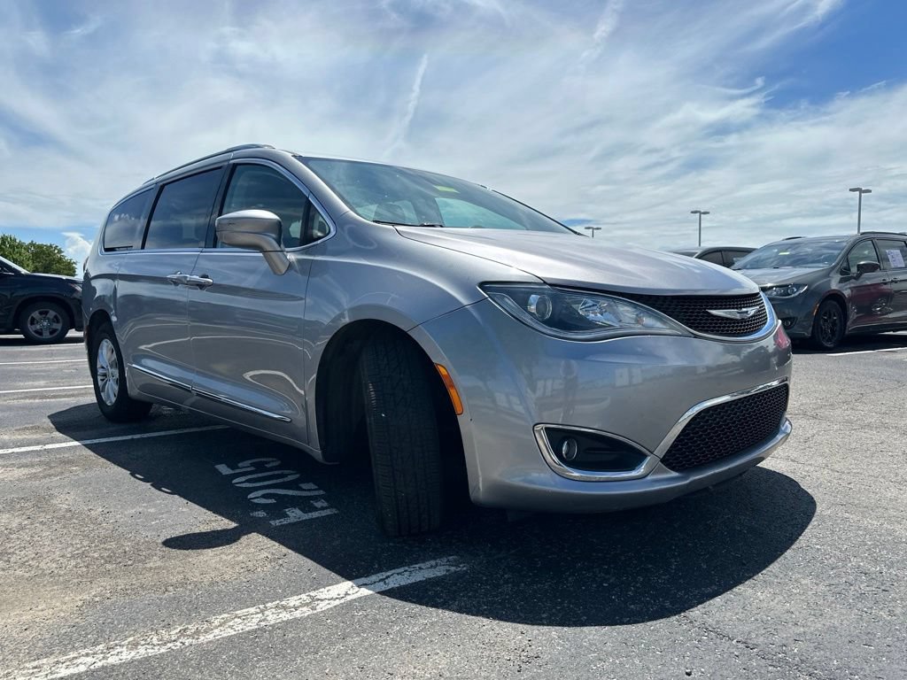 Used 2018 Chrysler Pacifica Touring-L FWD image 11