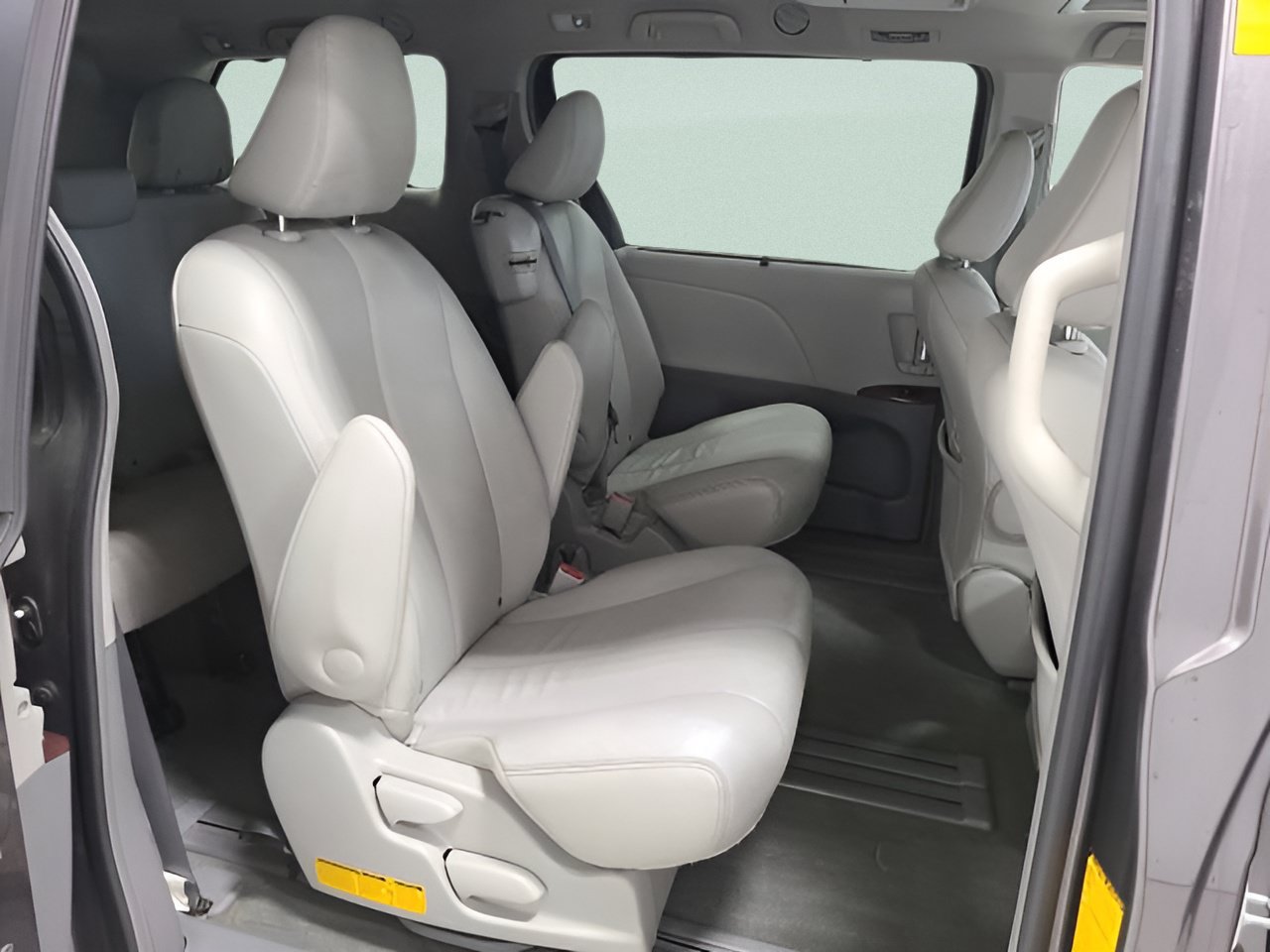 Used 2014 Toyota Sienna XLE w/ Entertainment Package FWD image 15