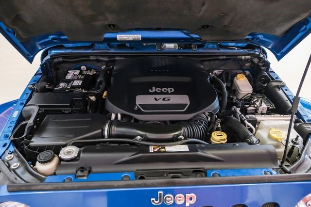 Used 2015 Jeep Wrangler Unlimited Sahara w/ Connectivity Group image 7