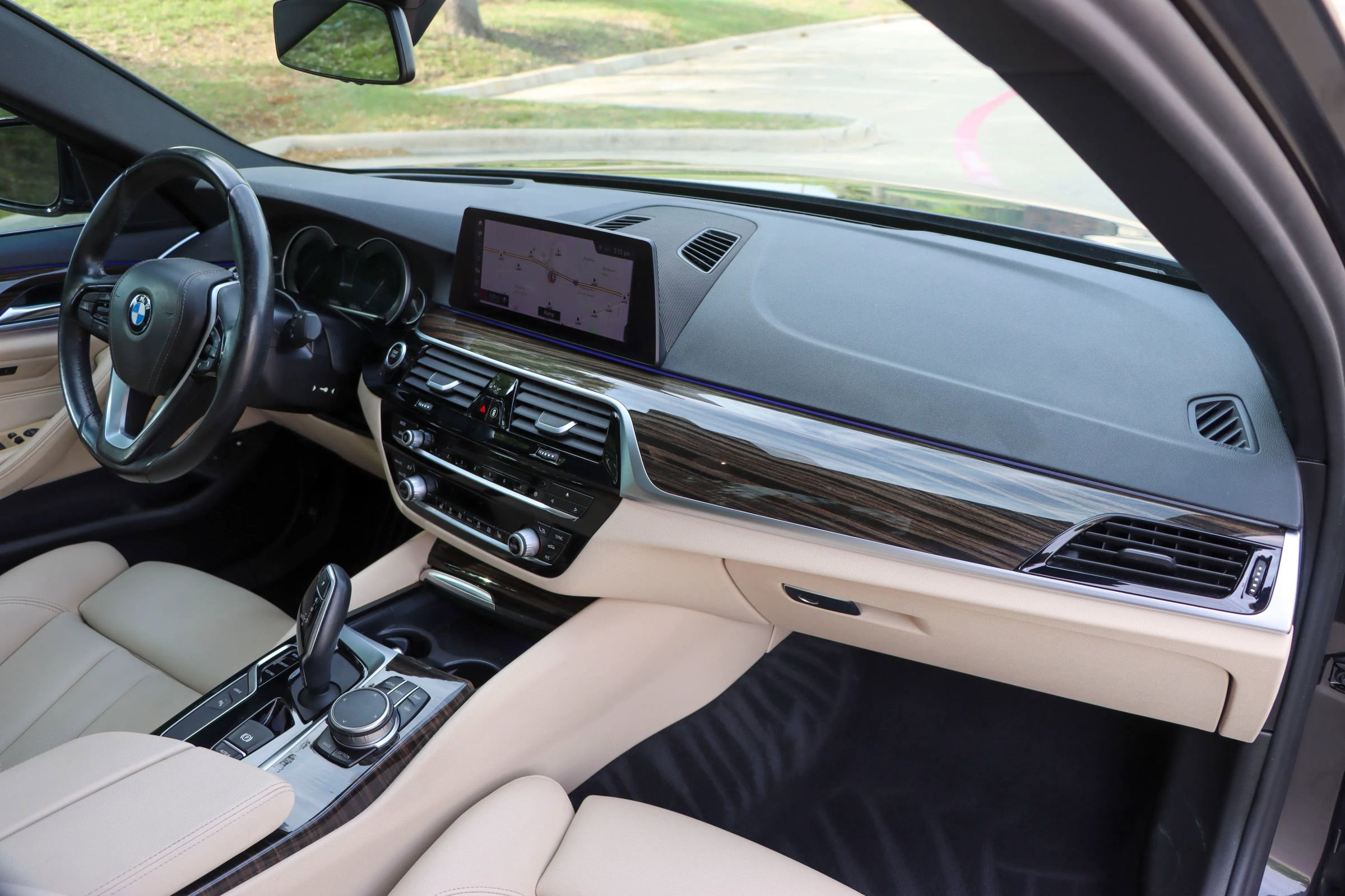 Used 2019 BMW 530e w/ Convenience Package image 23