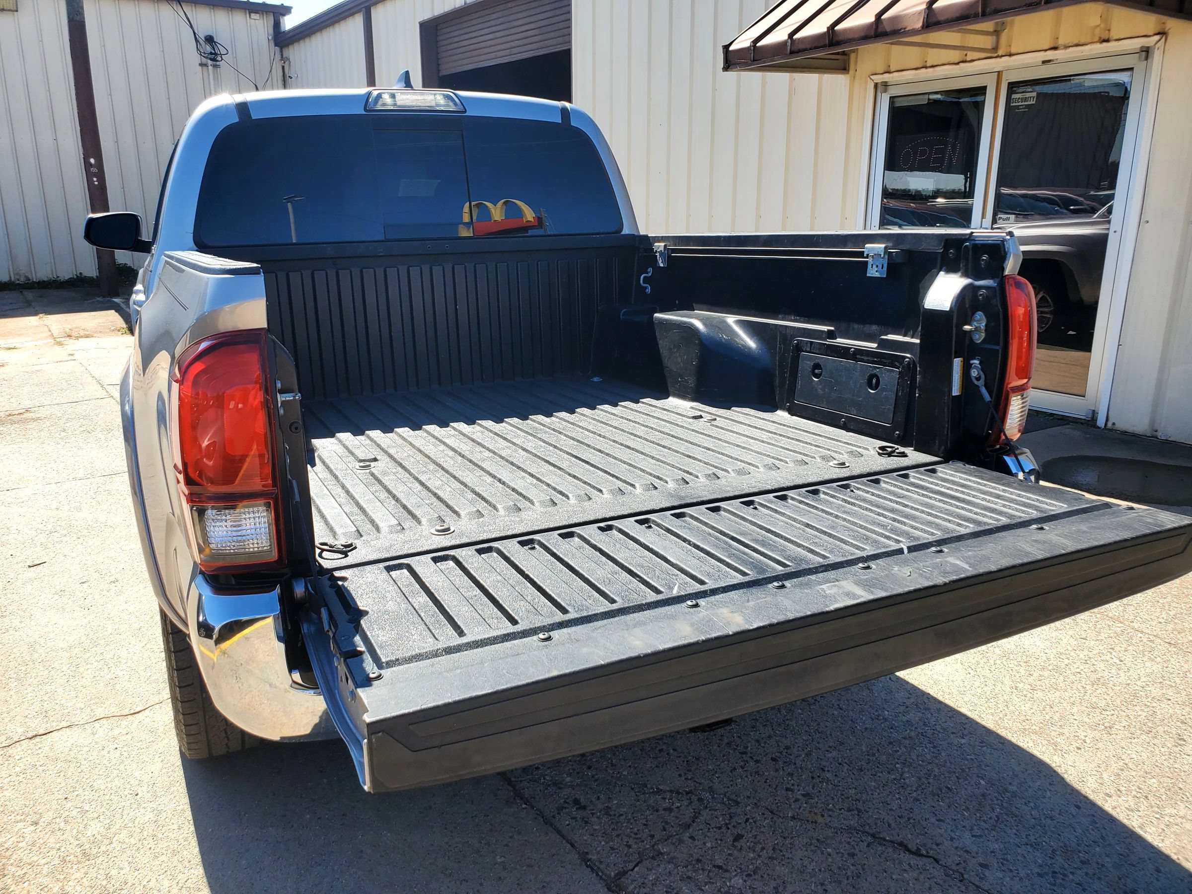 Used 2019 Toyota Tacoma SR5 RWD image 48