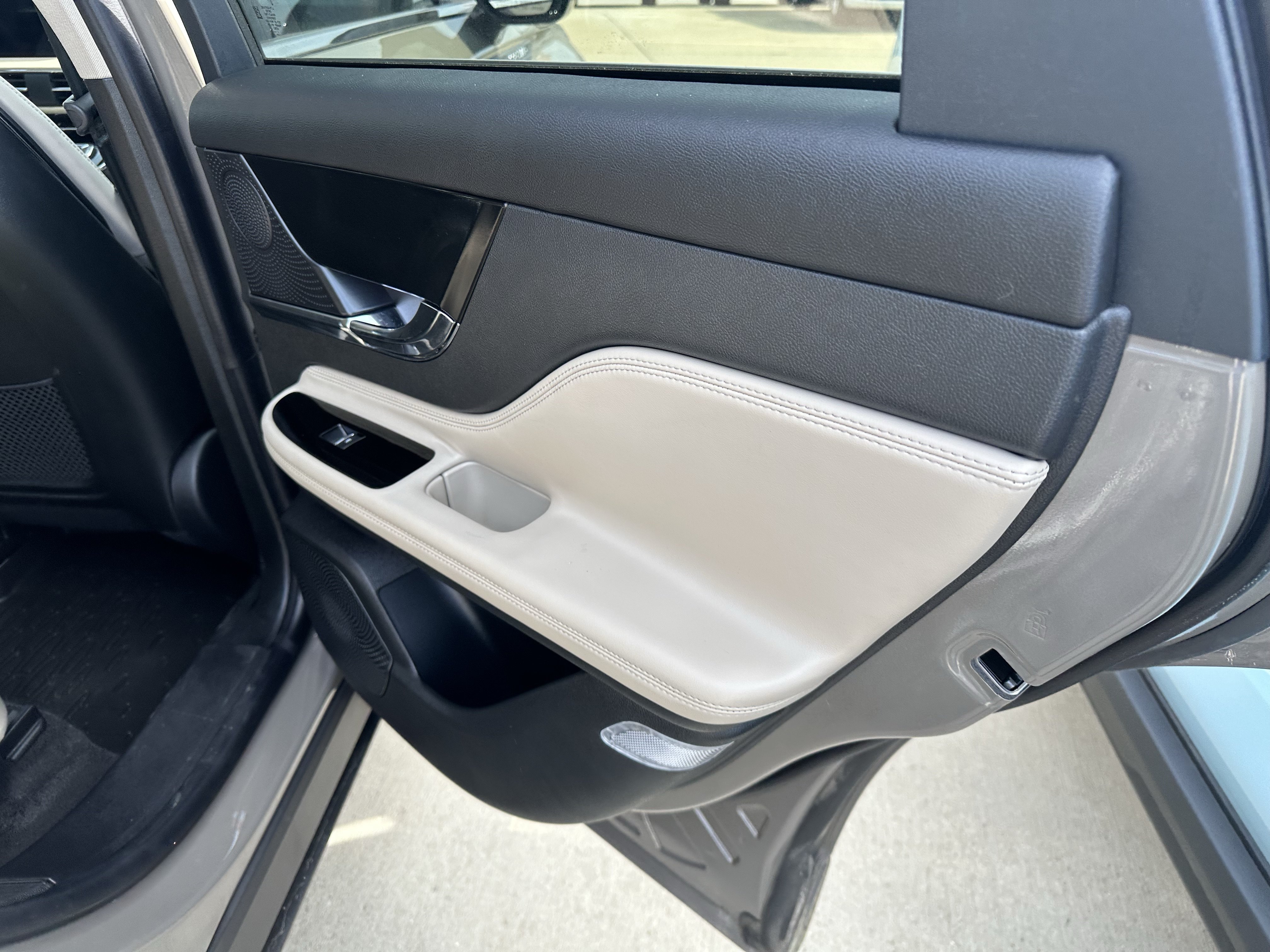 Used 2025 Lincoln Corsair AWD w/ Towing Package image 6