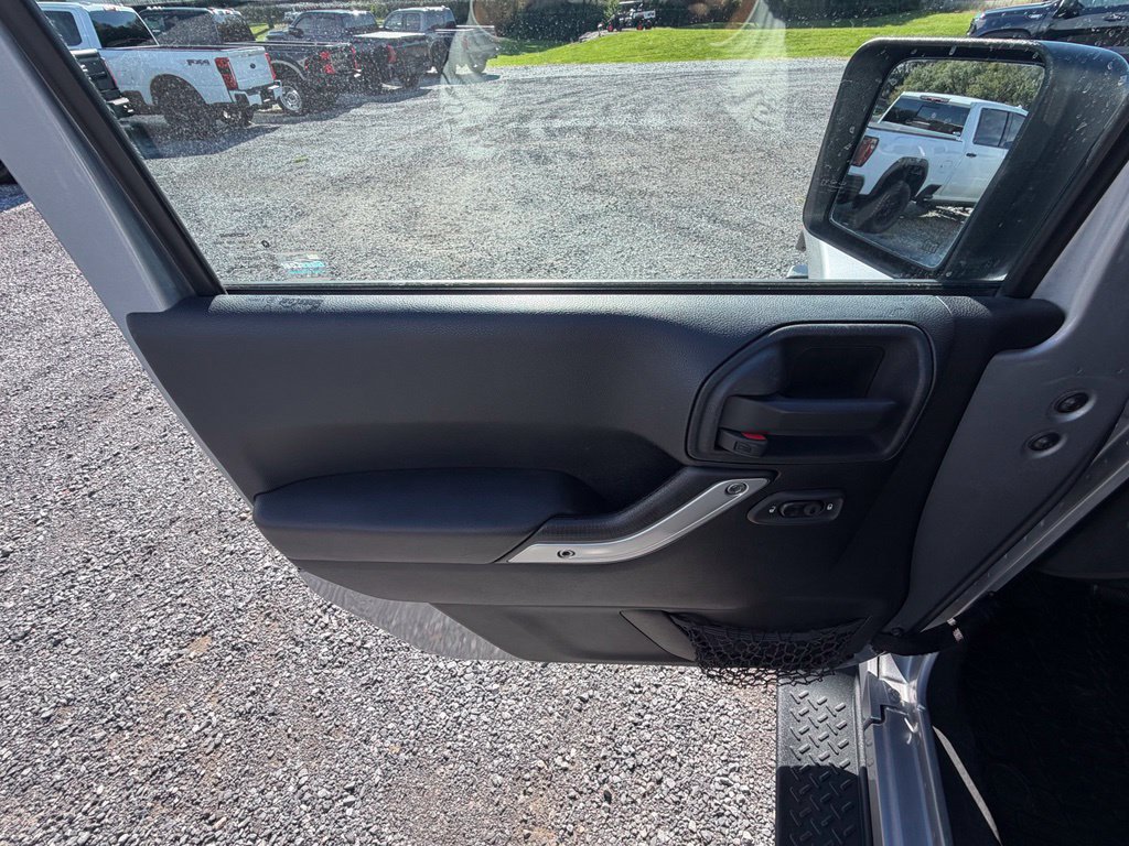 Used 2014 Jeep Wrangler Unlimited Sahara w/ Connectivity Group AWD/4WD image 3