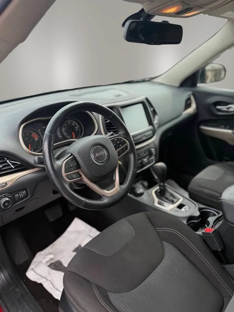 Used 2017 Jeep Cherokee Latitude w/ Cold Weather Group AWD/4WD image 10