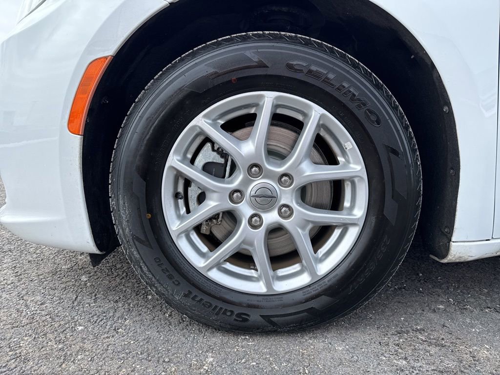 Used 2023 Chrysler Pacifica Touring-L image 35