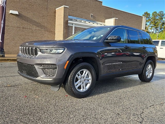 Used 2023 Jeep Grand Cherokee Laredo image 4