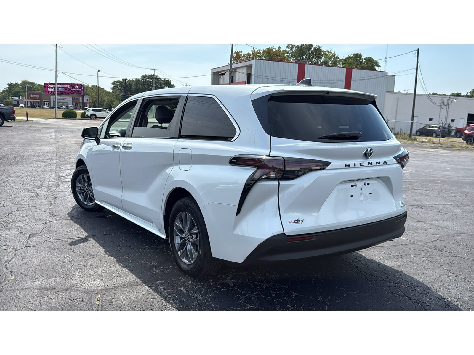 Certified 2024 Toyota Sienna XLE FWD image 5