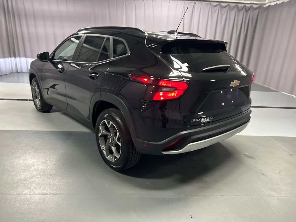 Used 2025 Chevrolet Trax LT w/ LT Convenience Package FWD image 5