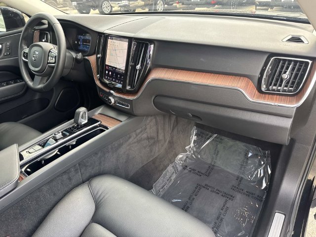Used 2023 Volvo XC60 B5 Plus FWD image 17