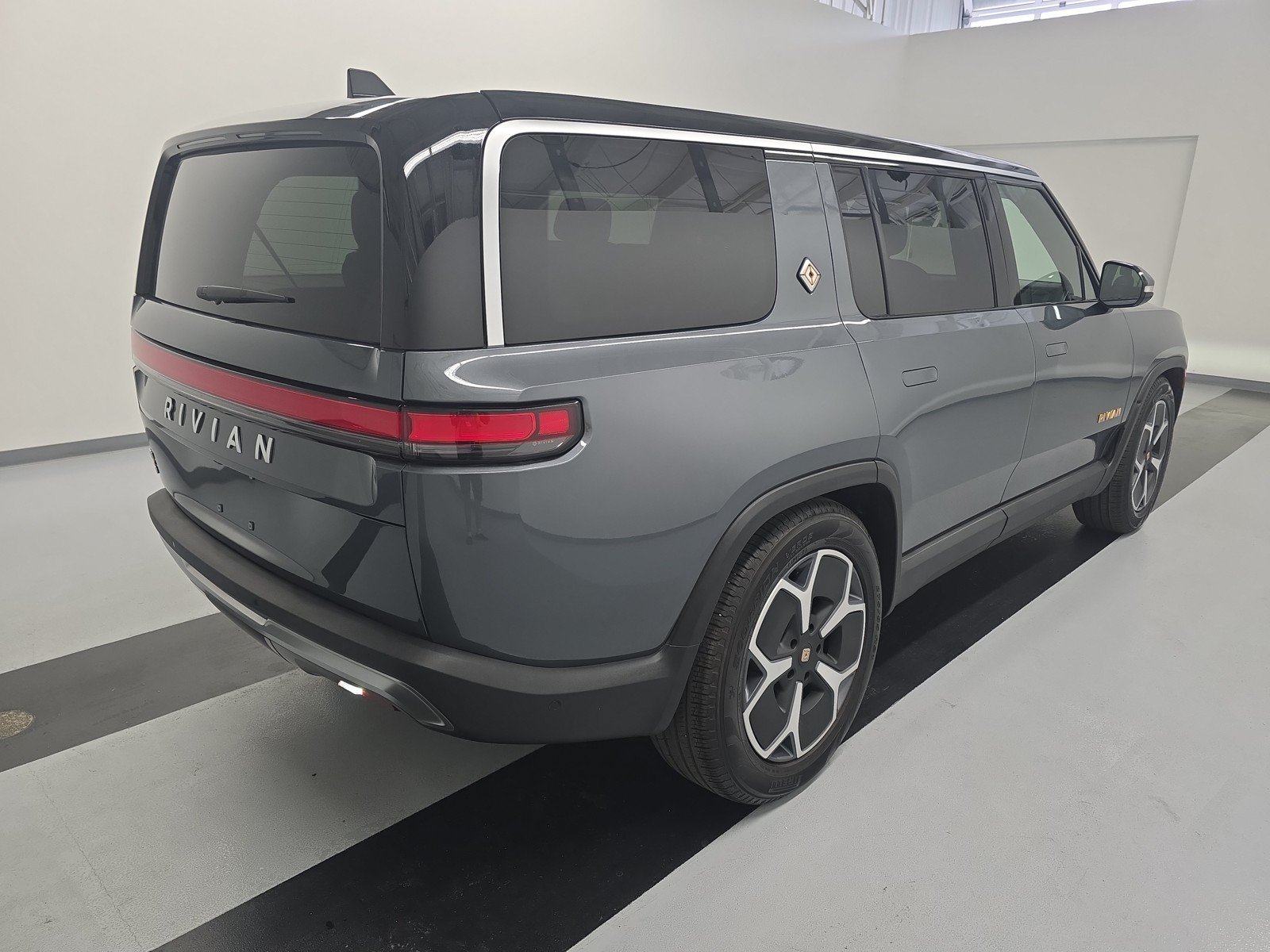 Used 2024 Rivian R1S Adventure AWD/4WD image 5