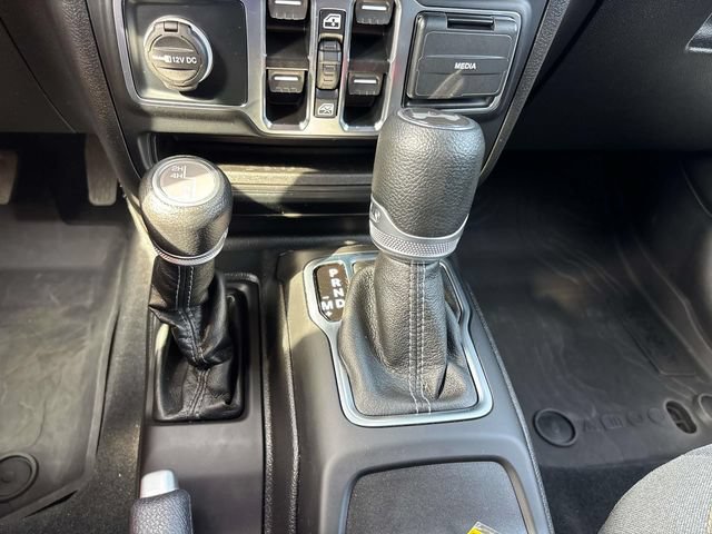 Used 2024 Jeep Wrangler Unlimited Sahara AWD/4WD image 32
