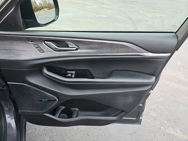 Used 2023 Jeep Grand Cherokee Overland w/ Luxury Tech Group IV image 15