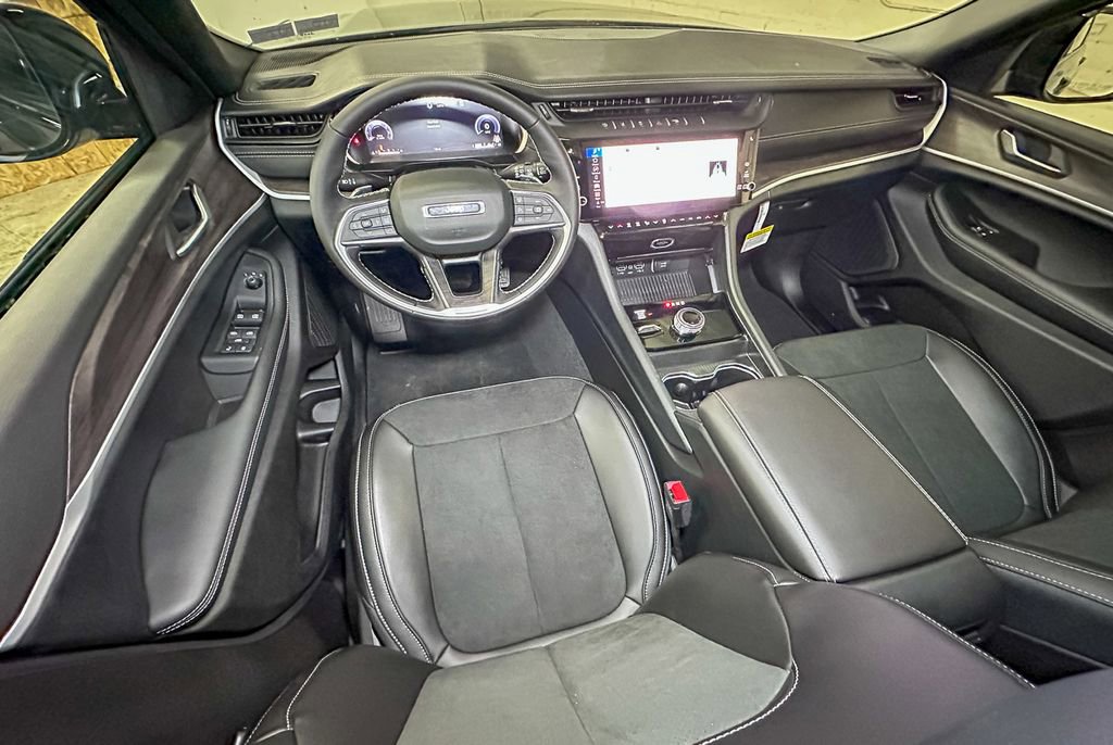 New 2026 Jeep Grand Cherokee Altitude image 9