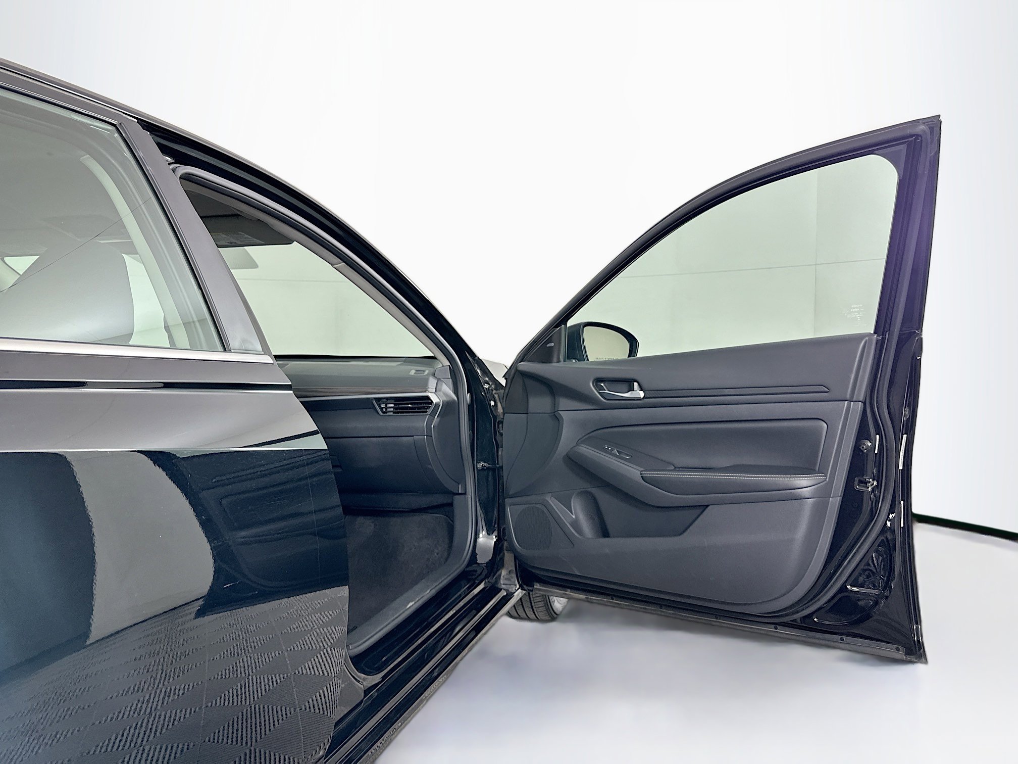 Used 2025 Nissan Altima 2.5 SV image 30