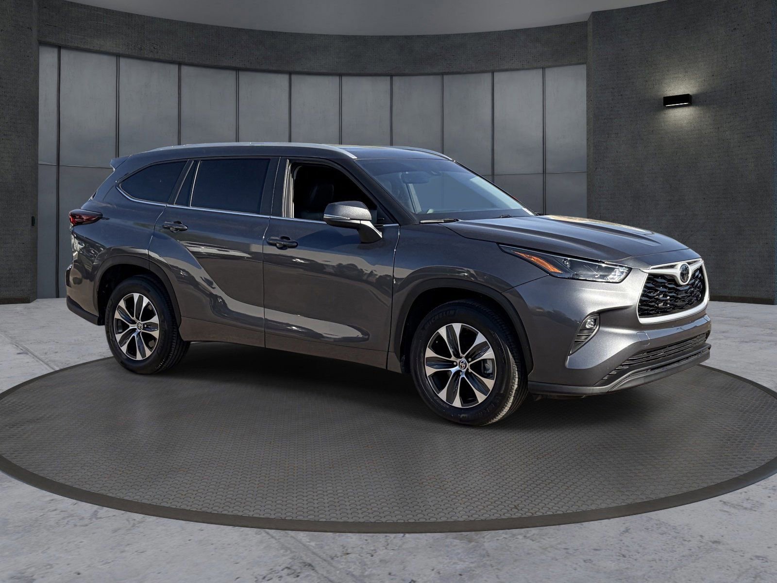 Used 2025 Toyota Highlander XLE FWD image 8