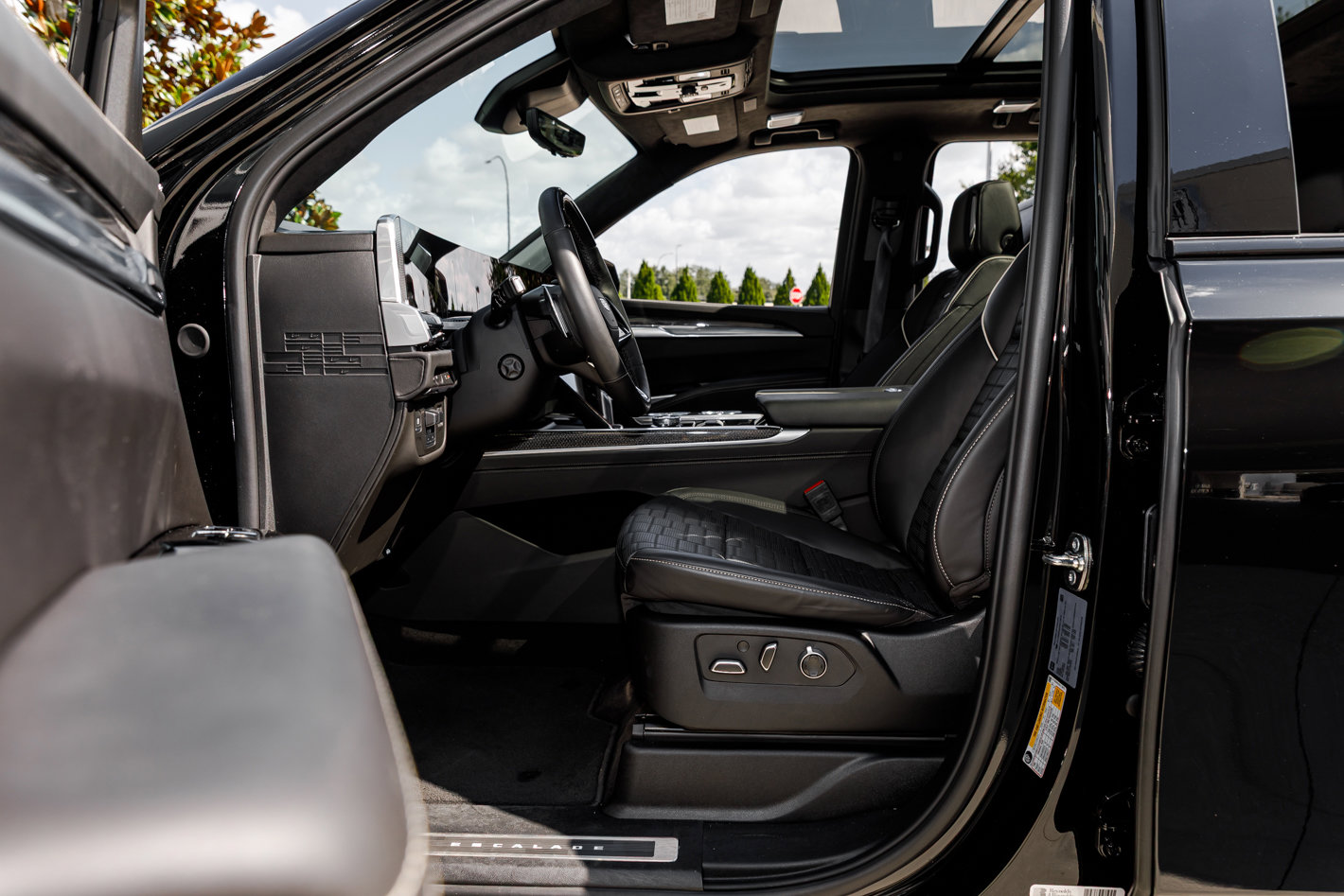 Used 2025 Cadillac Escalade ESV V image 20